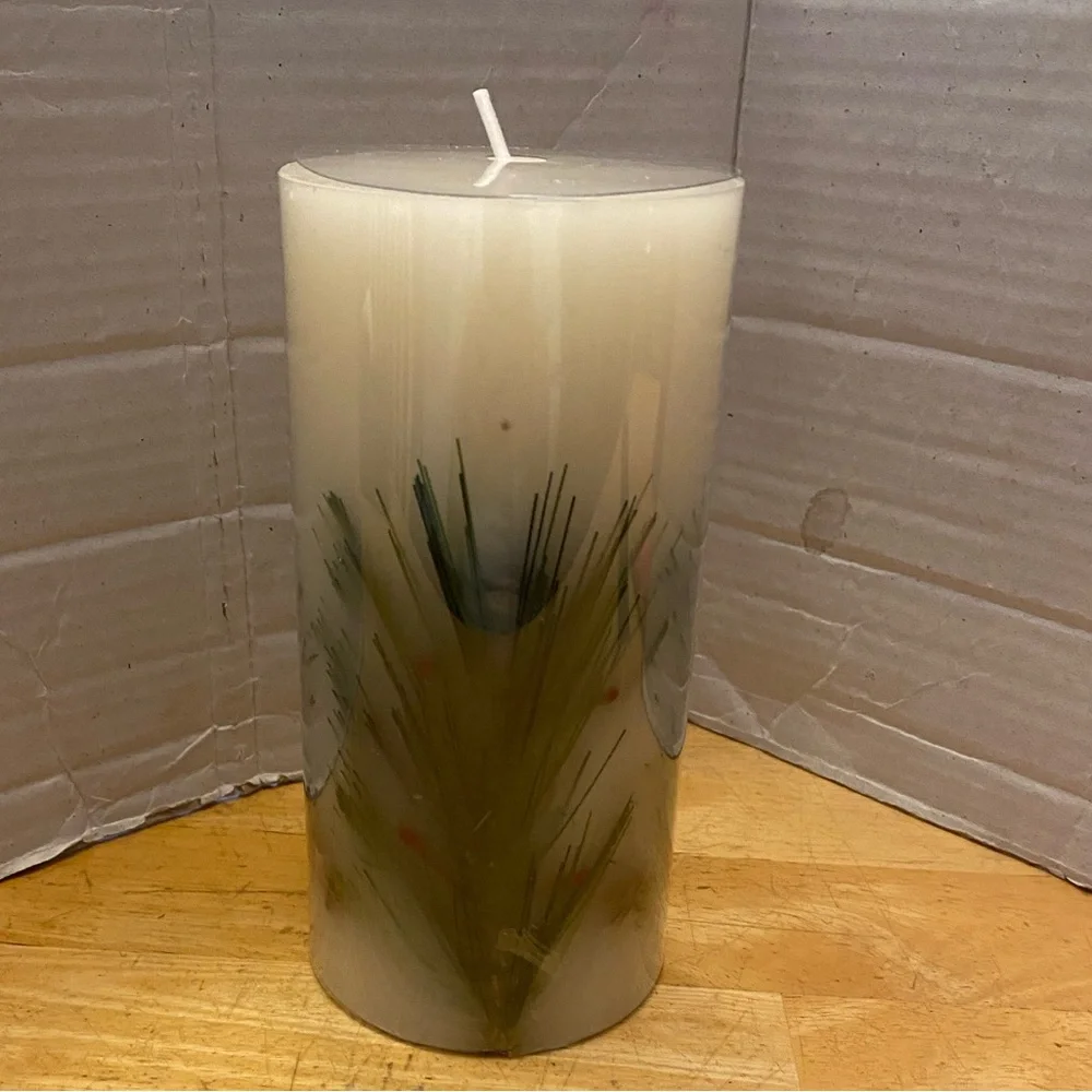 Decorative Cream & Green Pillar Candle. Nature inspired NWT light scent Noel